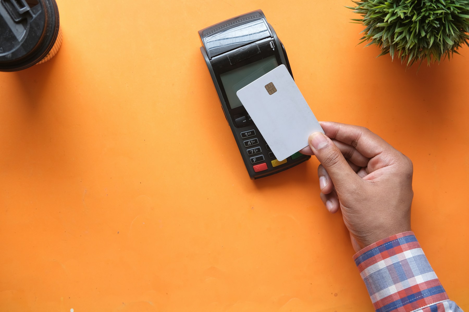 Carte bancaire présentée sur un terminal de paiement